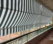 tenda-sole-caduta-braccetti-biancoverde-01