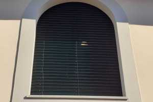 tenda-frangisole-su-finestra-ad-arco